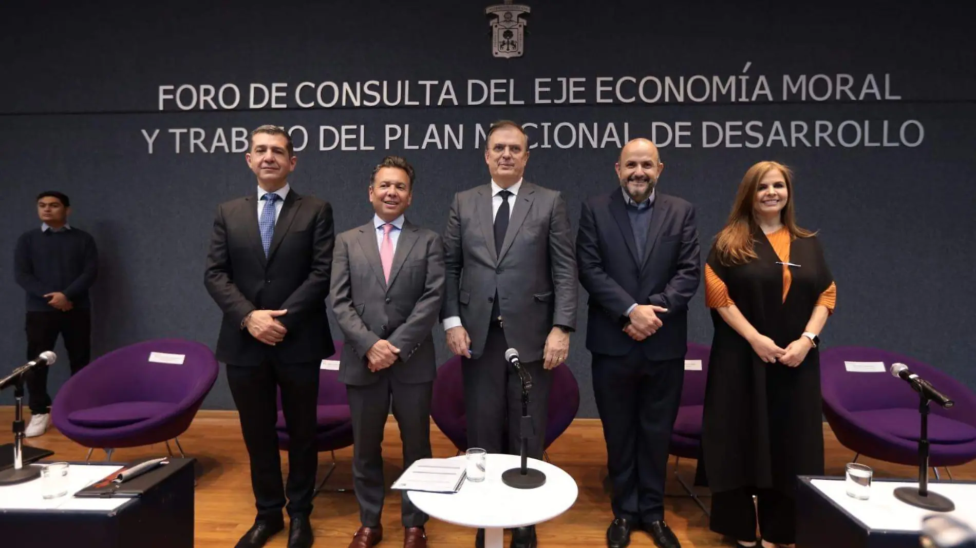 Marcelo Ebrad acude al Foro de Consulta del Eje Economía de la UdeG